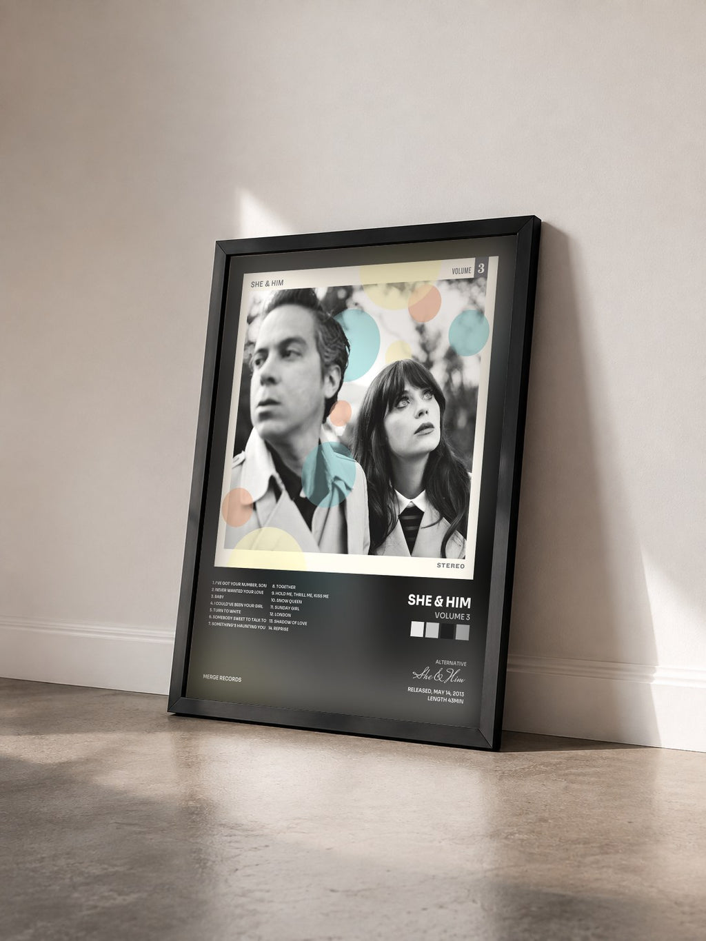 #noir Tableau de l'album Volume 3 de She & Him vu de trois quarts, cadre noir