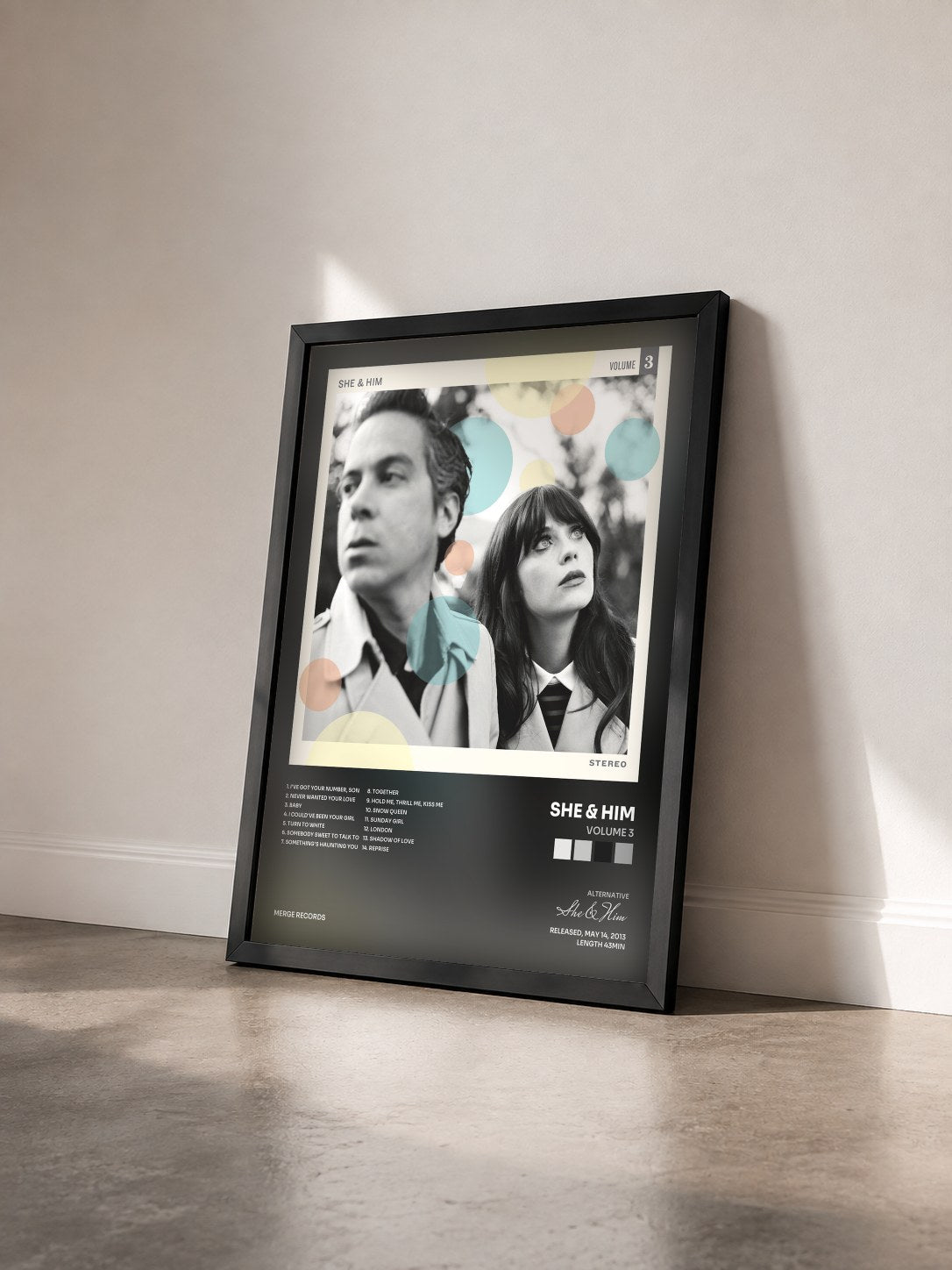 #noir Tableau de l'album Volume 3 de She & Him vu de trois quarts, cadre noir