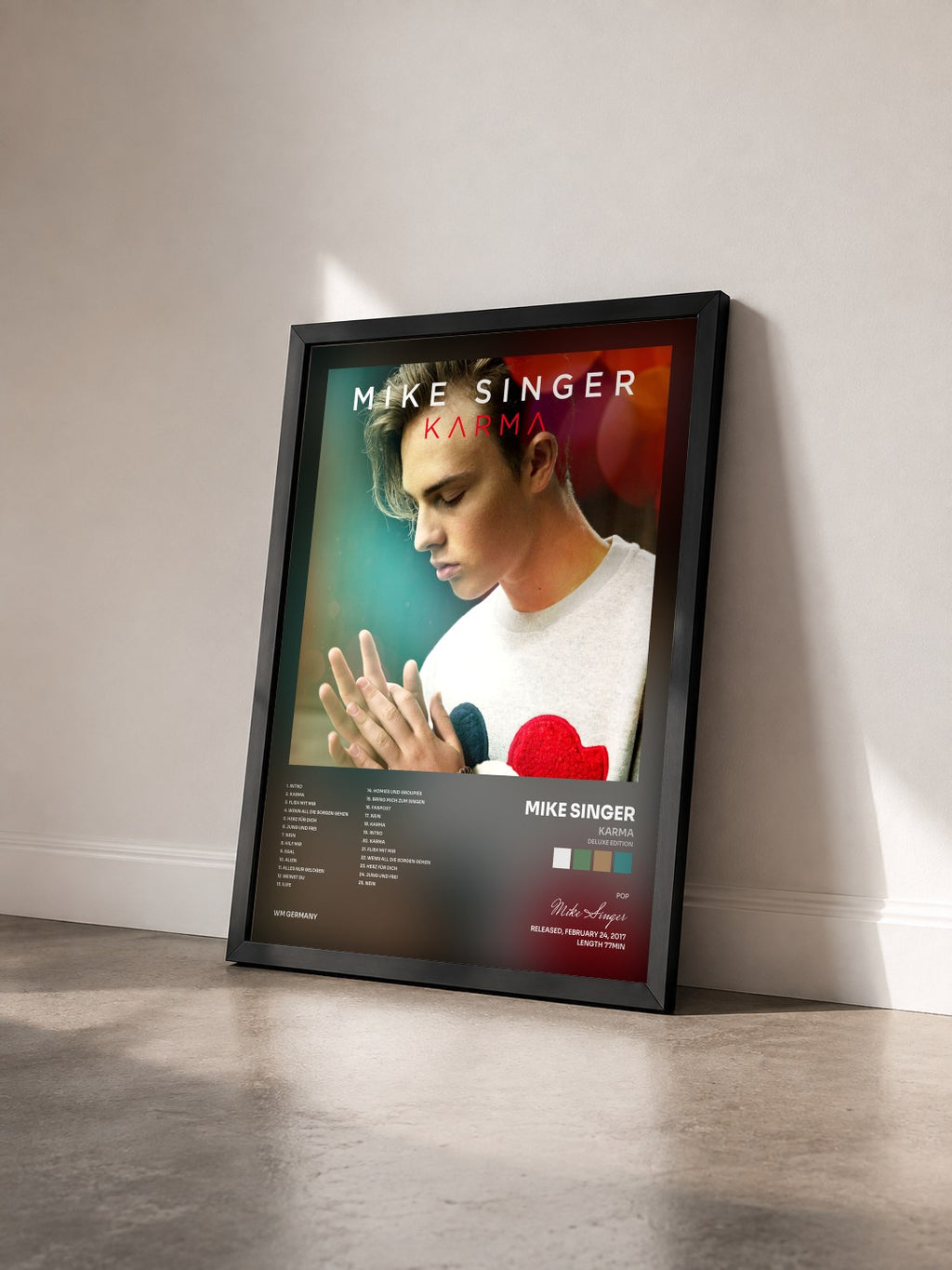 #noir Tableau de l'album Karma (Deluxe Edition) de Mike Singer vu de trois quarts, cadre noir