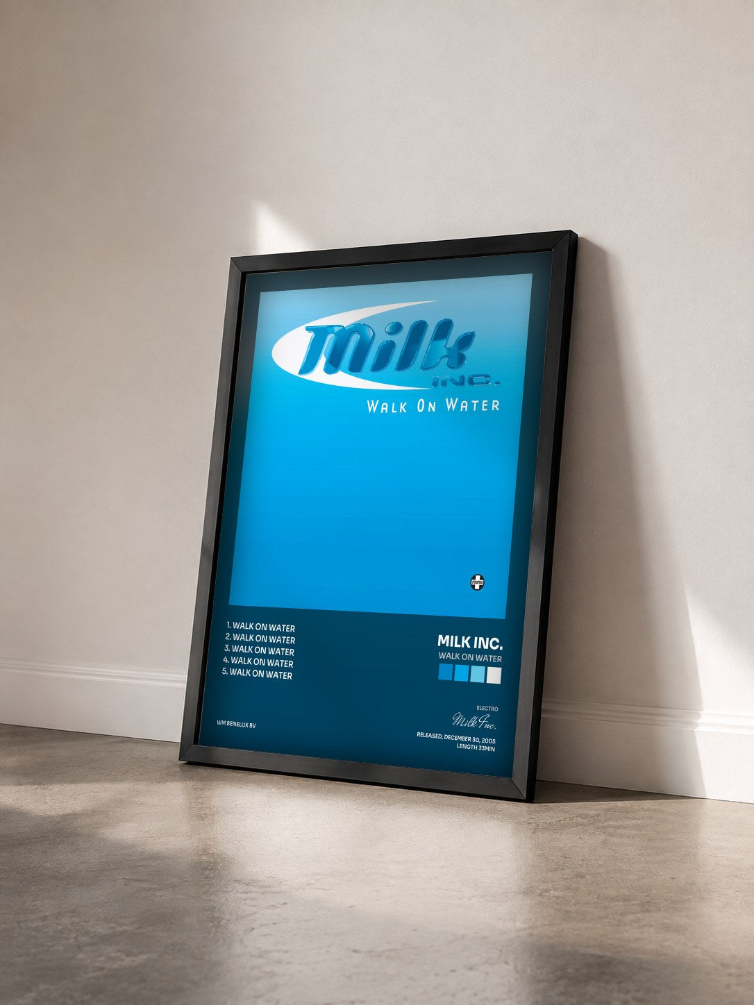 #noir Tableau de l'album Walk On Water de Milk Inc. vu de trois quarts, cadre noir