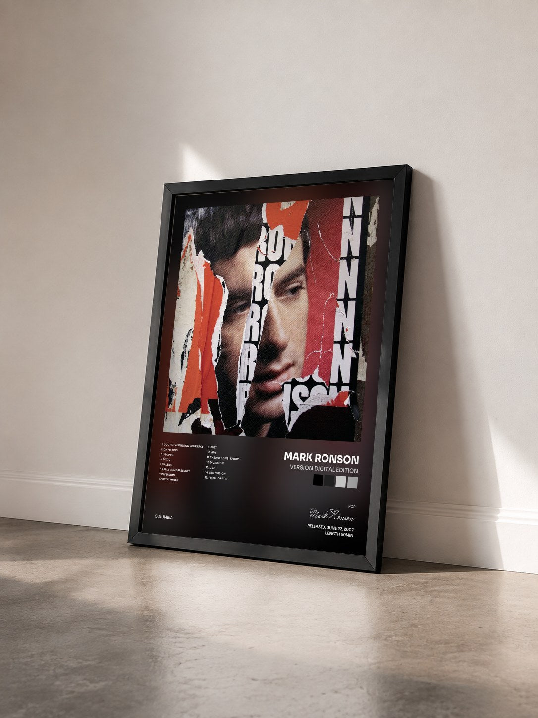 #noir Tableau de l'album Version Digital Edition de Mark Ronson vu de trois quarts, cadre noir