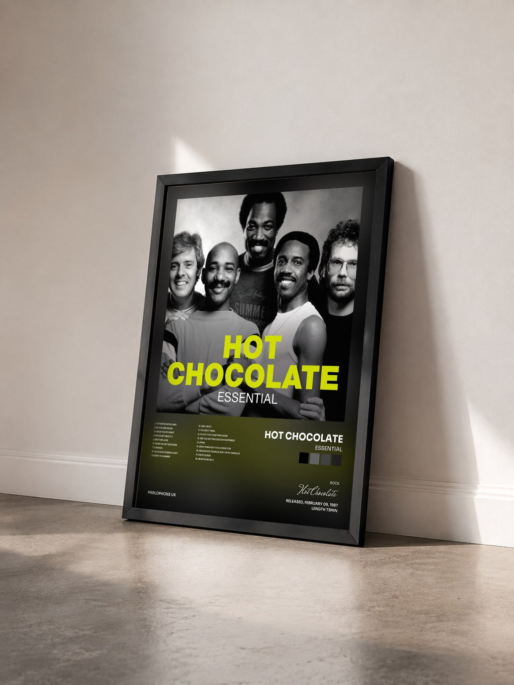 #noir Tableau de l'album Essential de Hot Chocolate vu de trois quarts, cadre noir