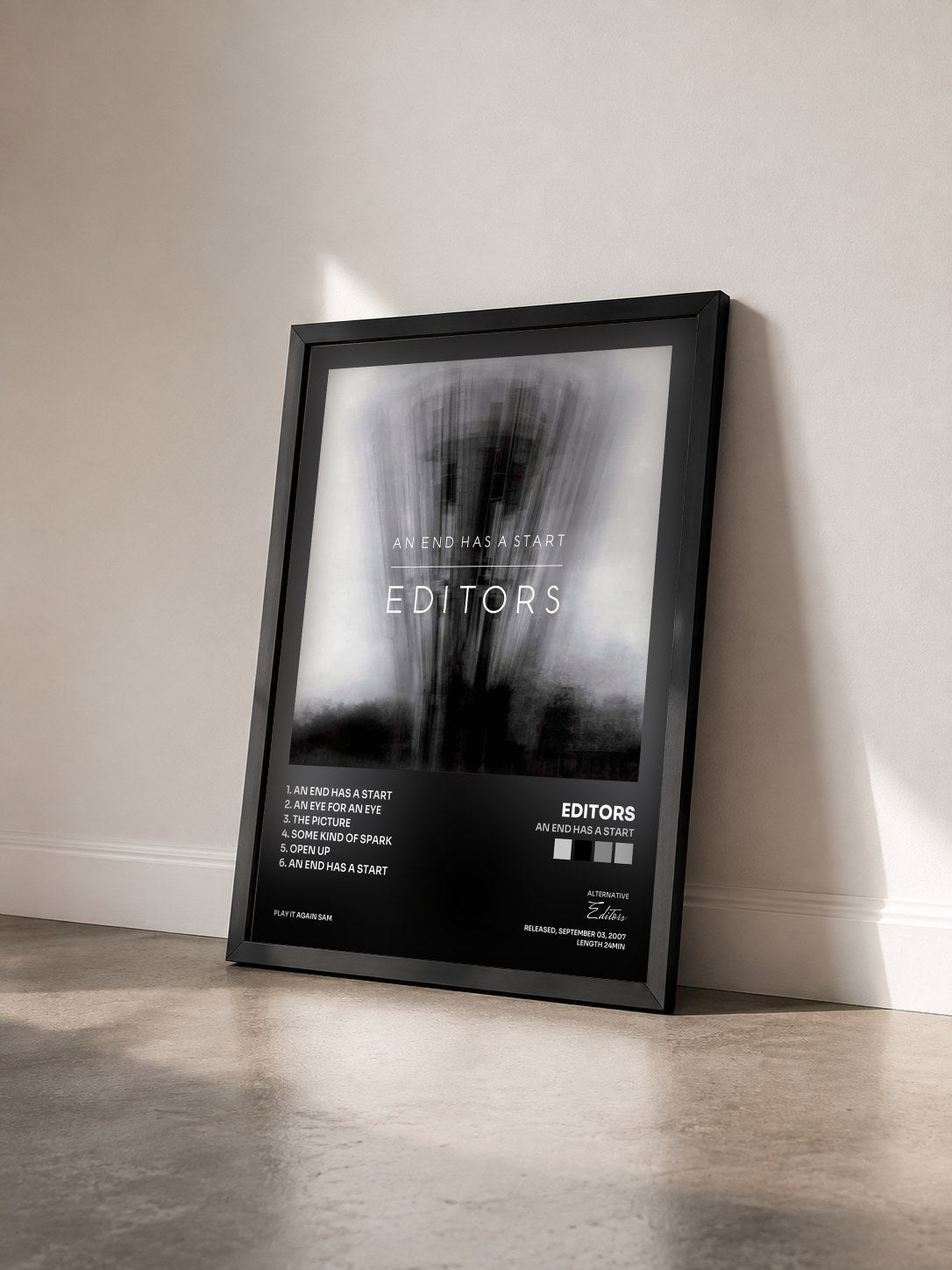 #noir Tableau de l'album An End Has A Start de Editors vu de trois quarts, cadre noir