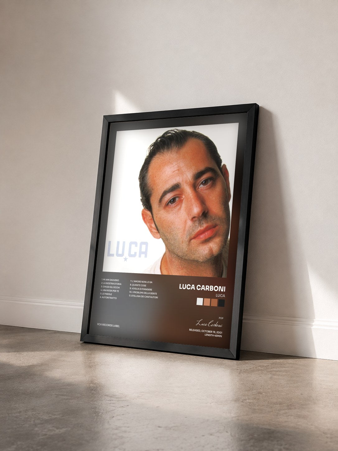 #noir Tableau de l'album Luca de Luca Carboni vu de trois quarts, cadre noir