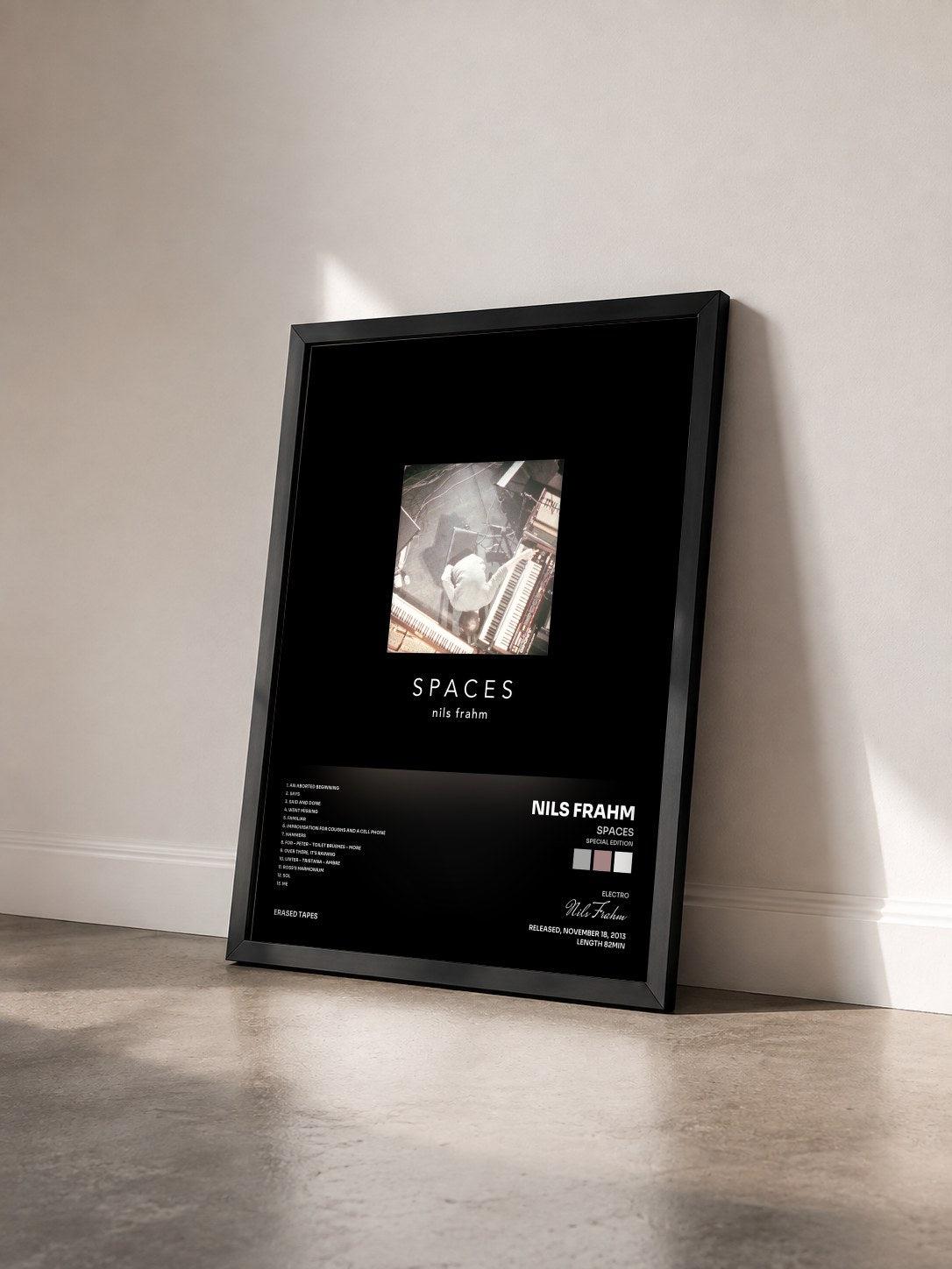 #noir Tableau de l'album Spaces (Special Edition) de Nils Frahm vu de trois quarts, cadre noir