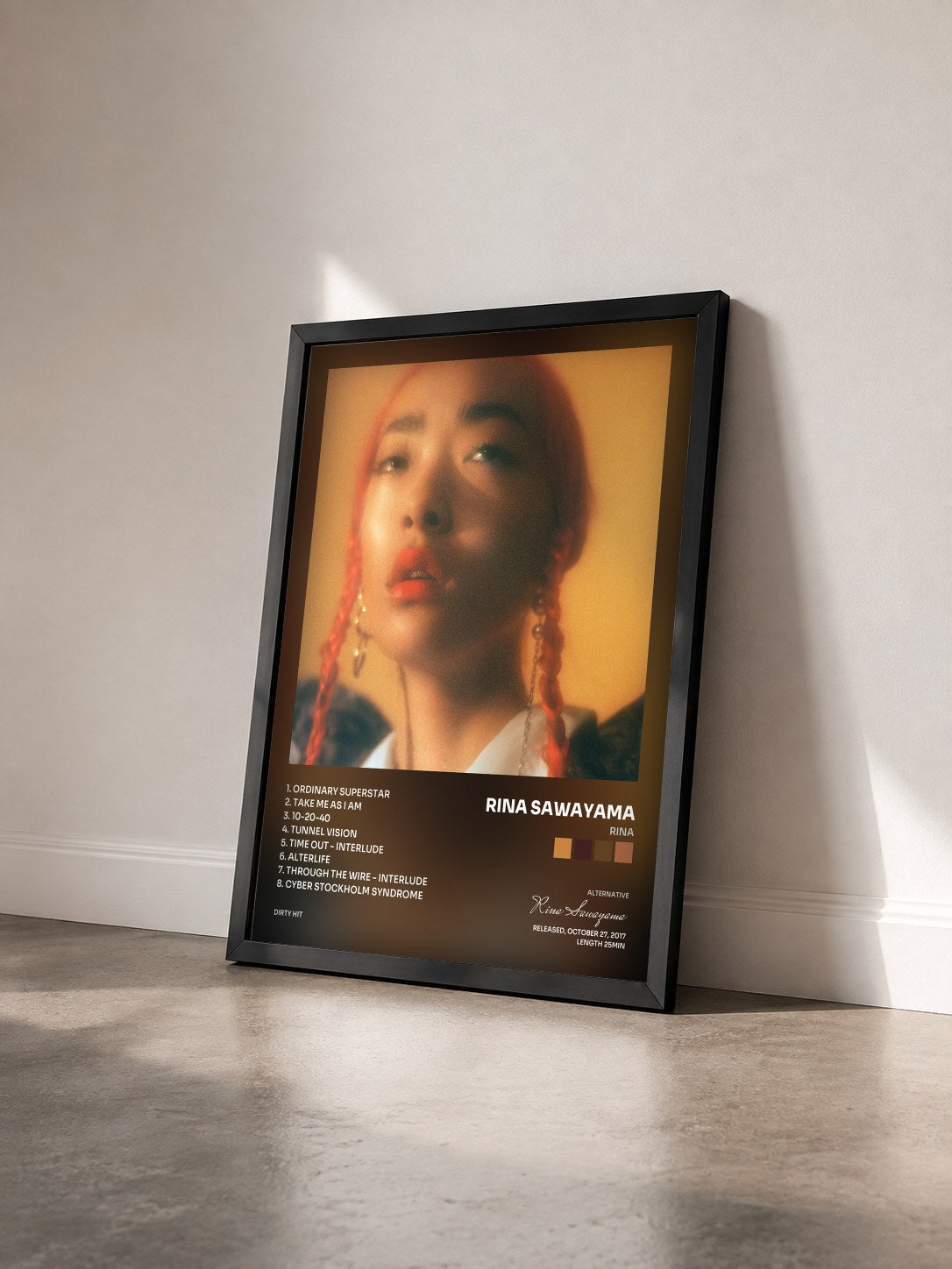 #noir Tableau de l'album RINA de Rina Sawayama vu de trois quarts, cadre noir