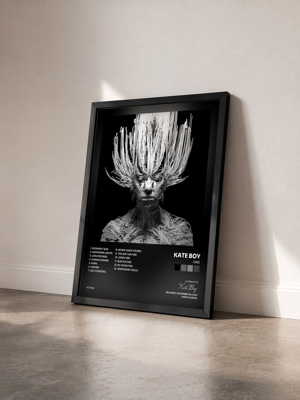 #noir Tableau de l'album One de Kate Boy vu de trois quarts, cadre noir