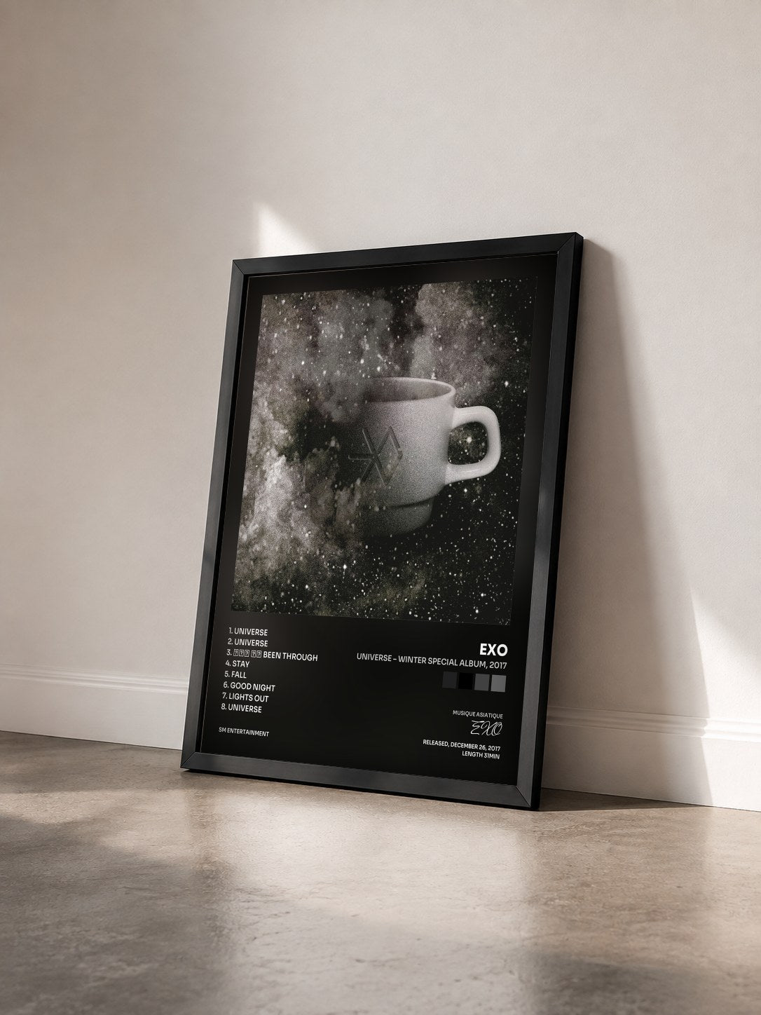 #noir Tableau de l'album Universe – Winter Special Album, 2017 de EXO vu de trois quarts, cadre noir