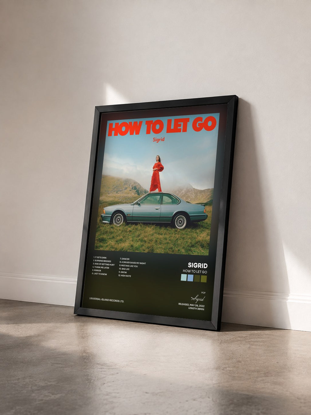 #noir Tableau de l'album How To Let Go de Sigrid vu de trois quarts, cadre noir