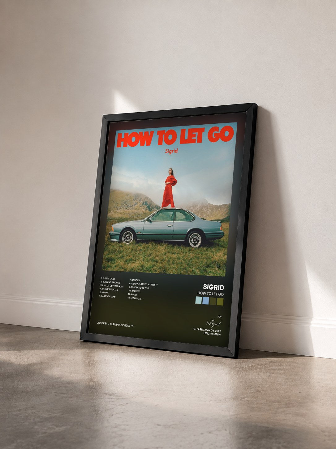 #noir Tableau de l'album How To Let Go de Sigrid vu de trois quarts, cadre noir