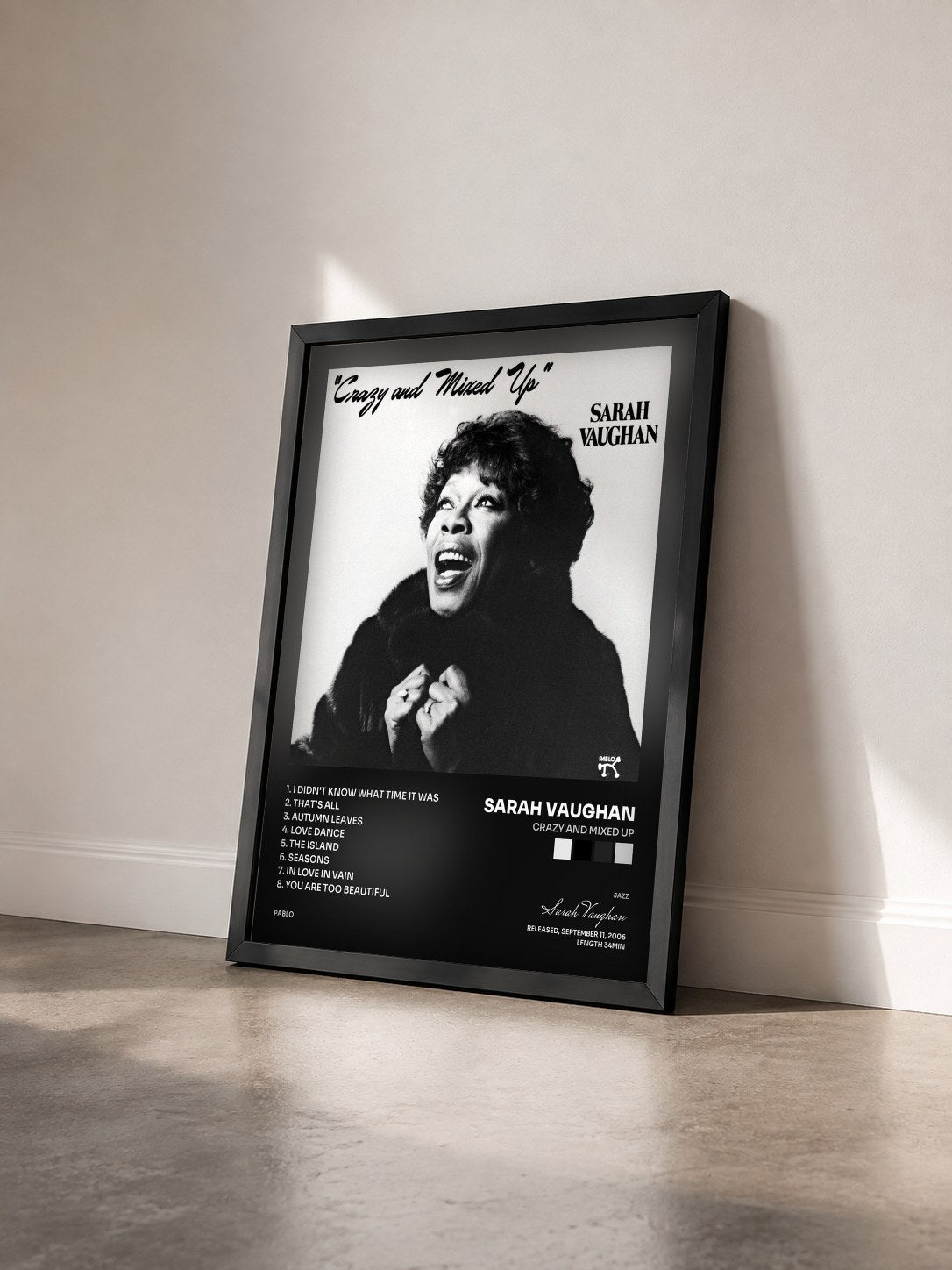 #noir Tableau de l'album Crazy And Mixed Up de Sarah Vaughan vu de trois quarts, cadre noir