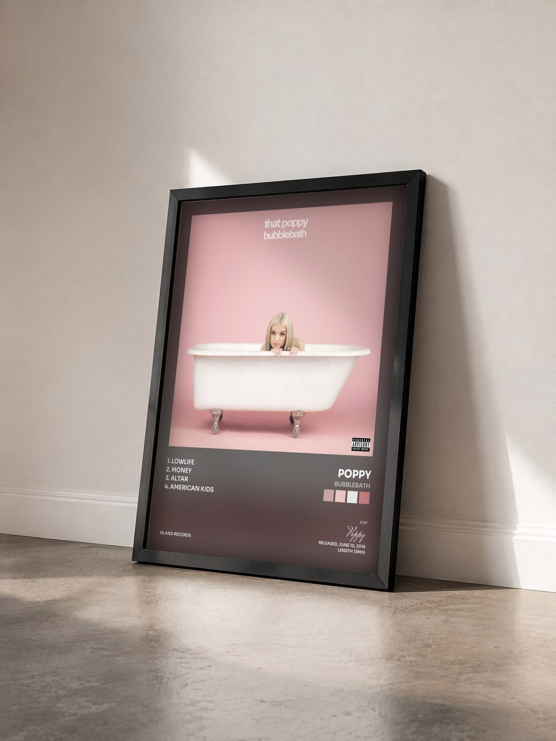 #noir Tableau de l'album Bubblebath de Poppy vu de trois quarts, cadre noir