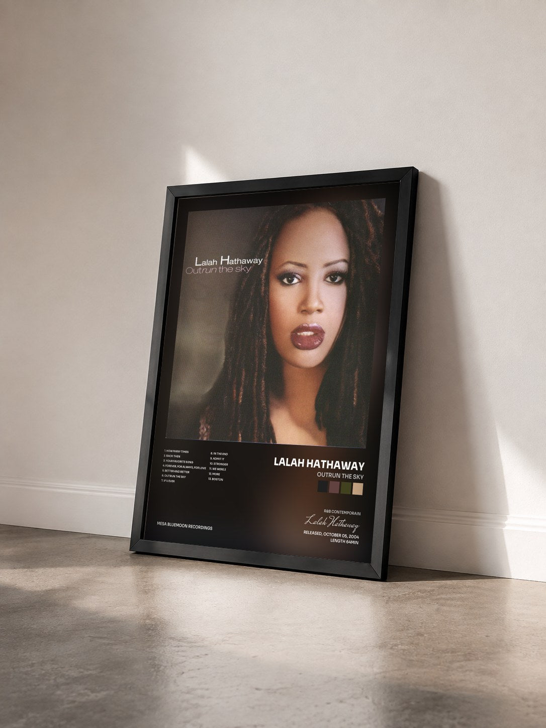 #noir Tableau de l'album Outrun The Sky de Lalah Hathaway vu de trois quarts, cadre noir