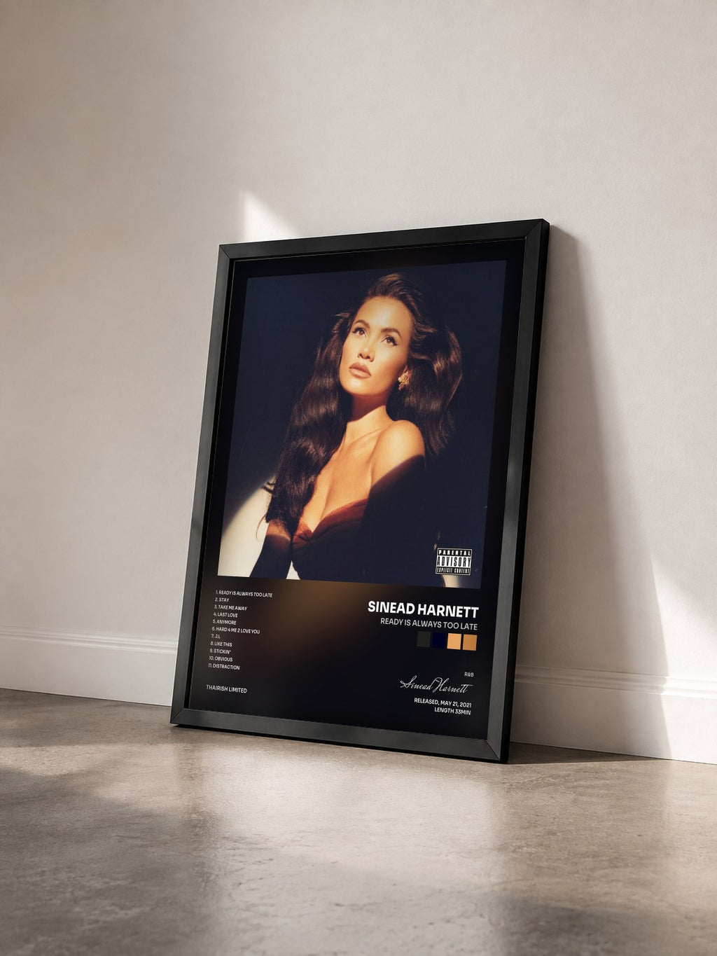 #noir Tableau de l'album Ready is Always Too Late de Sinead Harnett vu de trois quarts, cadre noir