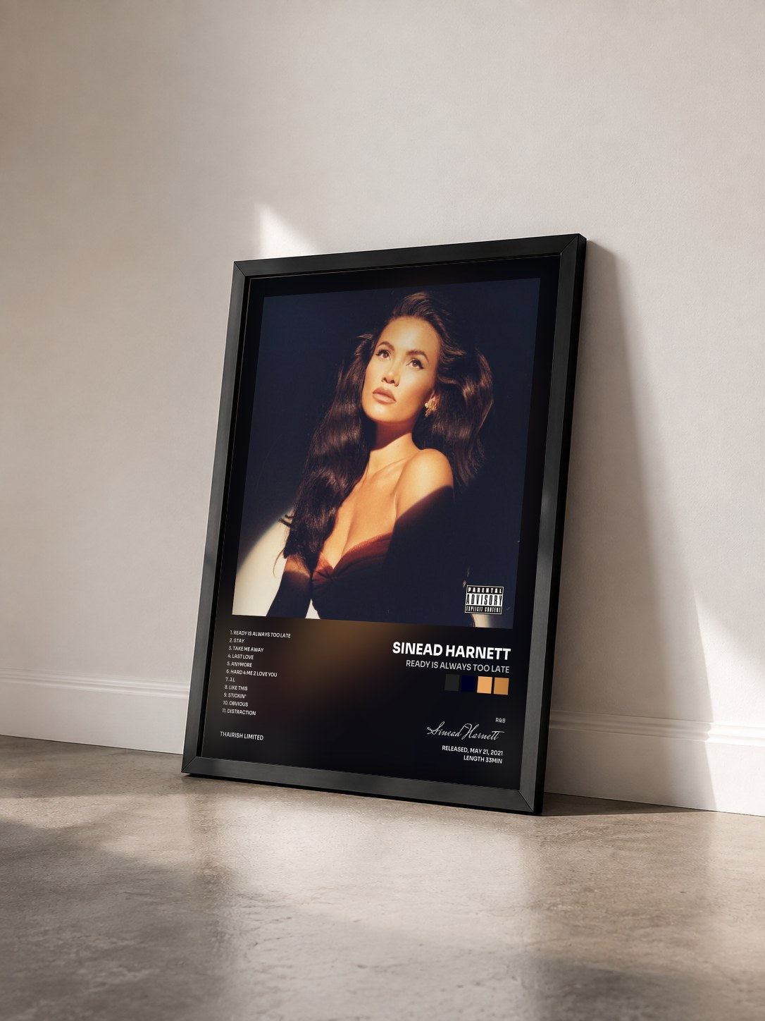 #noir Tableau de l'album Ready is Always Too Late de Sinead Harnett vu de trois quarts, cadre noir