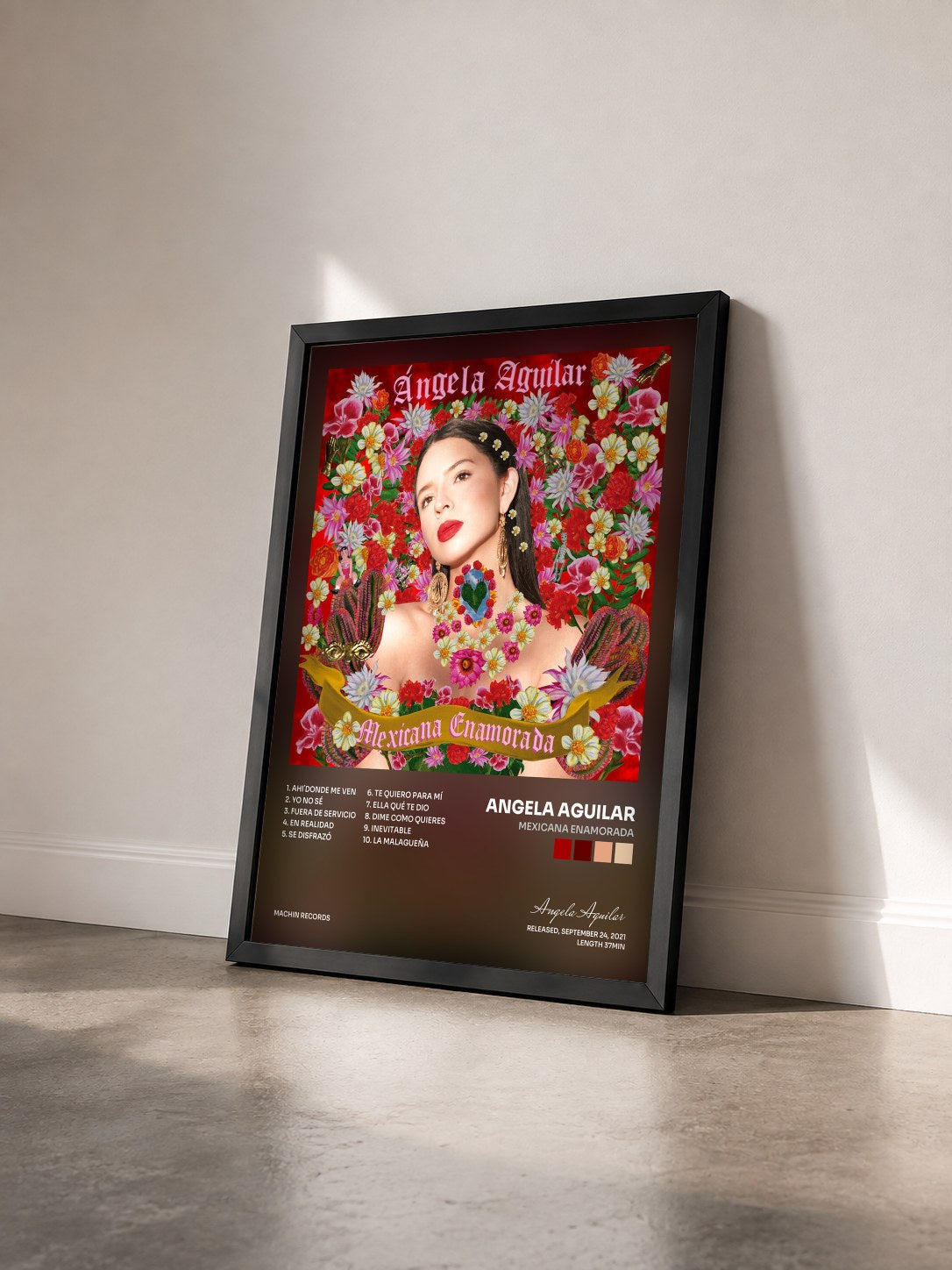 #noir Tableau de l'album Mexicana Enamorada de Angela Aguilar vu de trois quarts, cadre noir