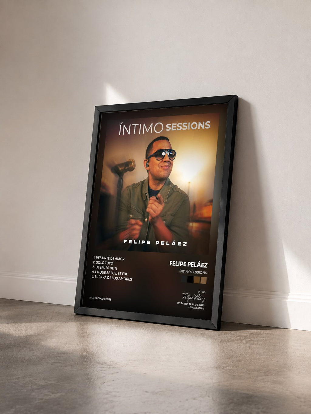 #noir Tableau de l'album ÍNTIMO SESSIONS de Felipe Peláez vu de trois quarts, cadre noir
