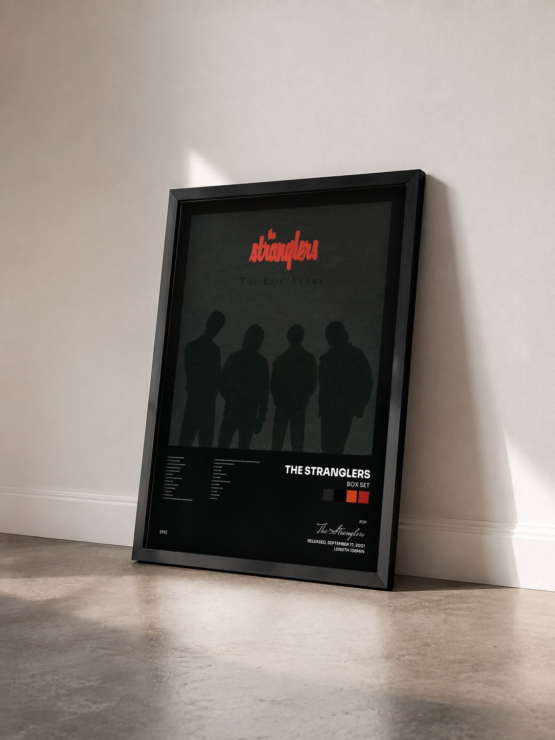 #noir Tableau de l'album Box Set de The Stranglers vu de trois quarts, cadre noir