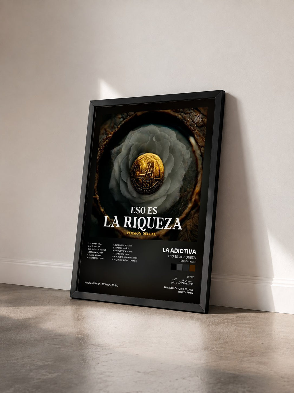 #noir Tableau de l'album Eso Es La Riqueza (Versión Deluxe) de La Adictiva vu de trois quarts, cadre noir