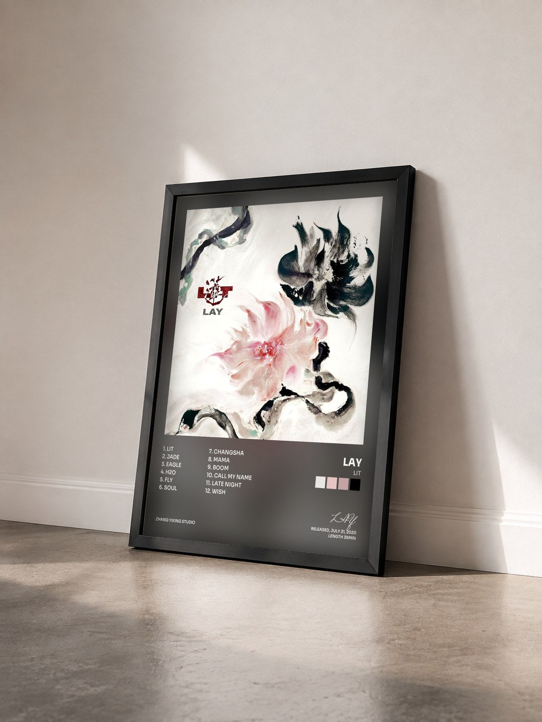 #noir Tableau de l'album LIT de LAY vu de trois quarts, cadre noir