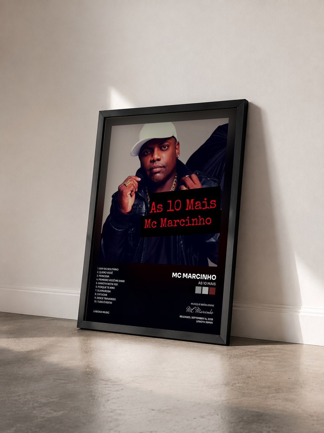#noir Tableau de l'album As 10 Mais de MC Marcinho vu de trois quarts, cadre noir