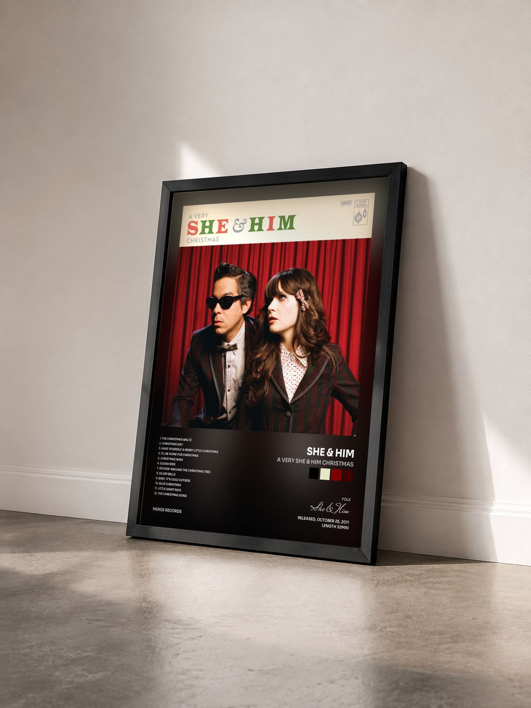 #noir Tableau de l'album A Very She & Him Christmas de She & Him vu de trois quarts, cadre noir