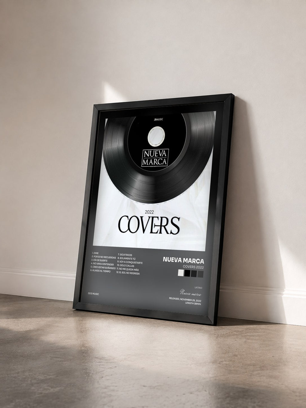 #noir Tableau de l'album Covers 2022 de Nueva marca vu de trois quarts, cadre noir