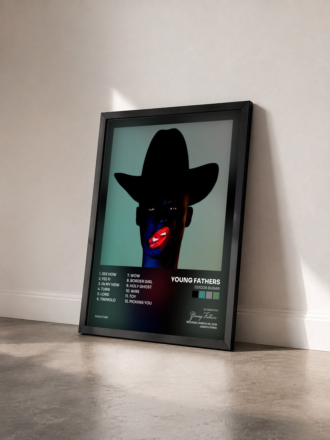 #noir Tableau de l'album Cocoa Sugar de Young Fathers vu de trois quarts, cadre noir