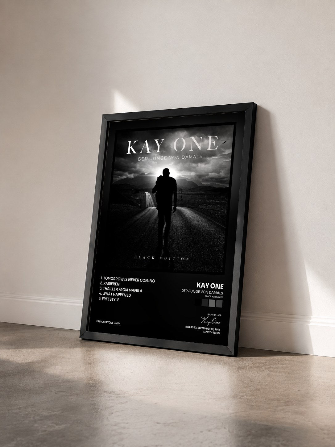 #noir Tableau de l'album Der Junge von damals (Black Edition EP) de Kay One vu de trois quarts, cadre noir
