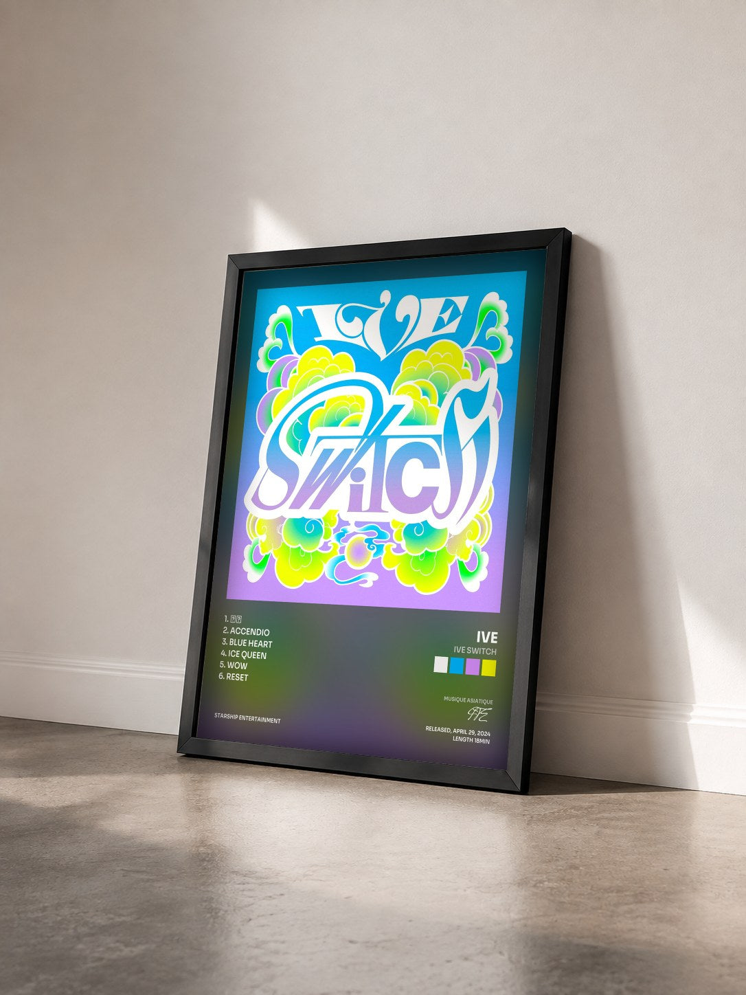 #noir Tableau de l'album IVE SWITCH de IVE vu de trois quarts, cadre noir