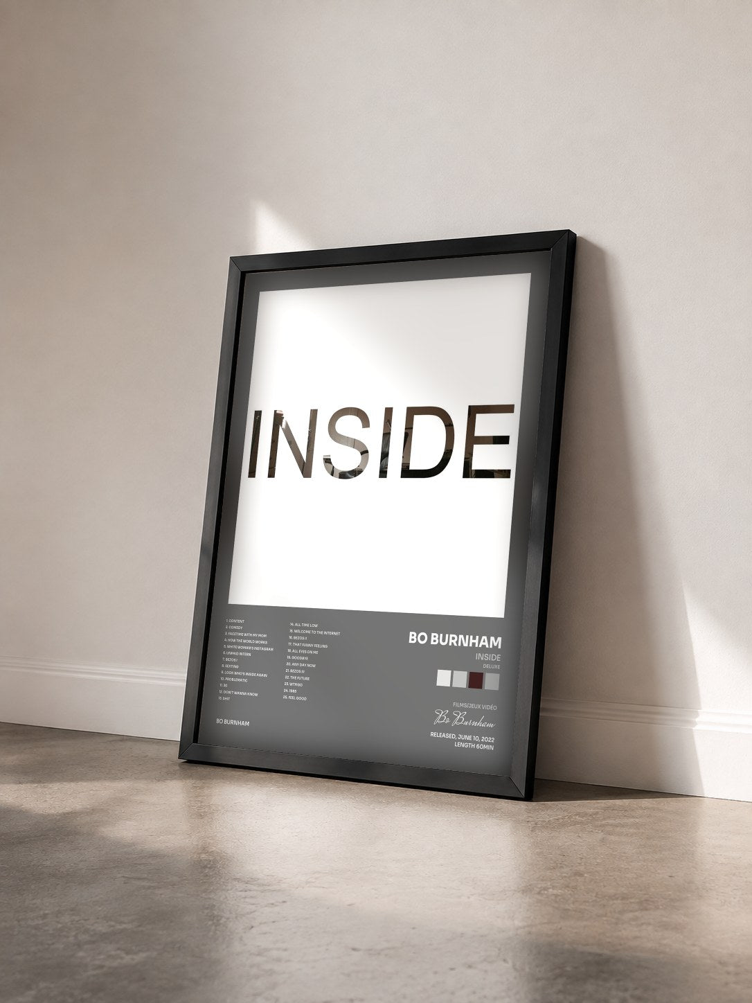 #noir Tableau de l'album INSIDE (DELUXE) de Bo Burnham vu de trois quarts, cadre noir