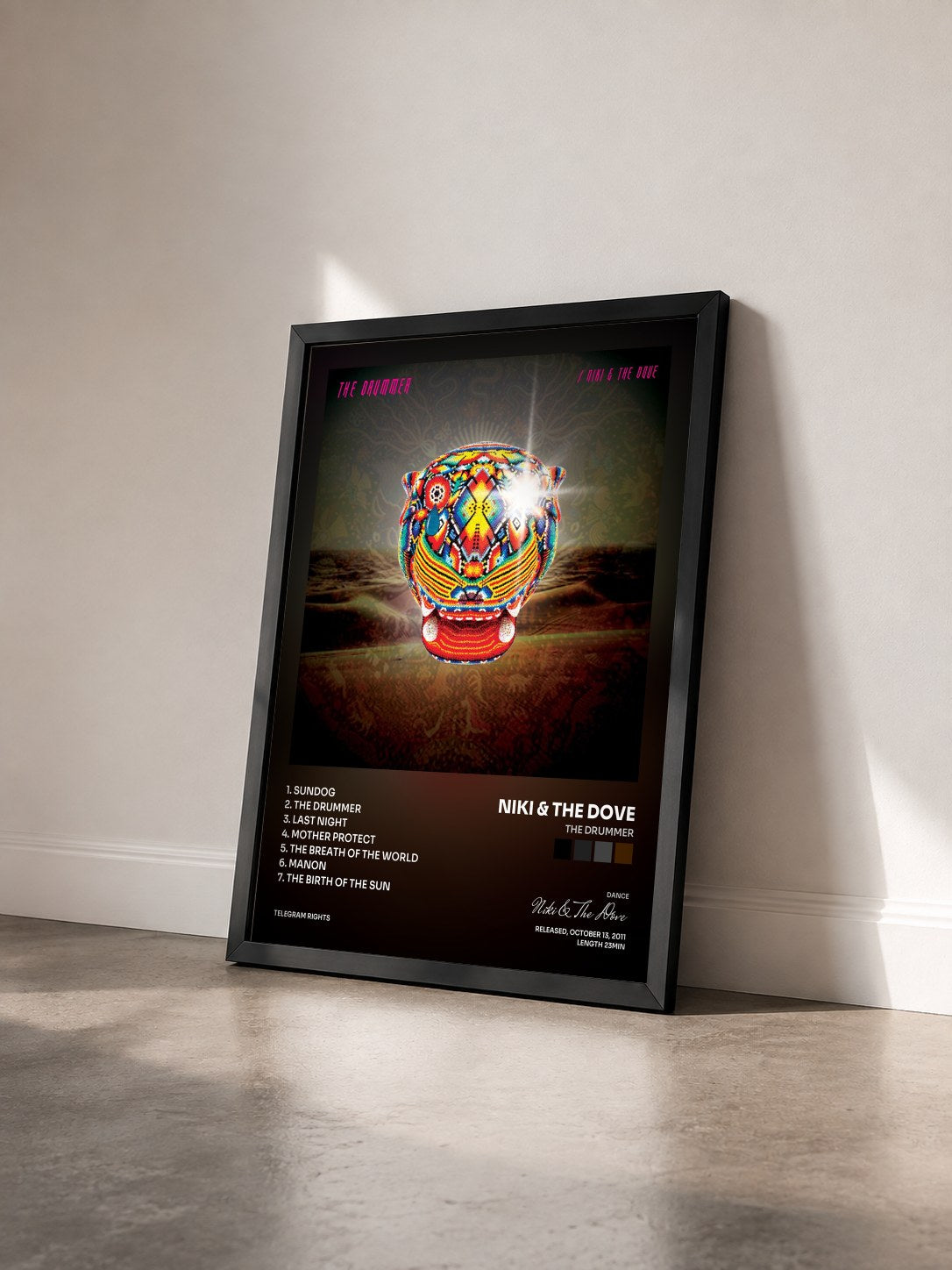 #noir Tableau de l'album The Drummer de Niki & The Dove vu de trois quarts, cadre noir