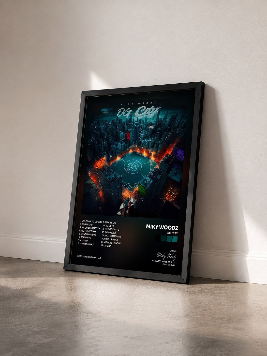 #noir Tableau de l'album OG CITY de Miky Woodz vu de trois quarts, cadre noir