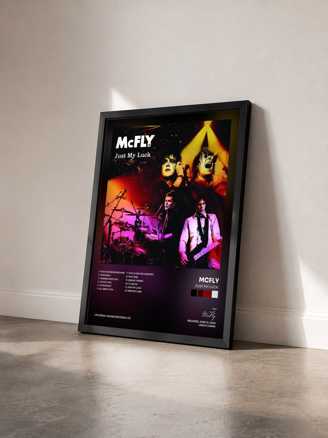 #noir Tableau de l'album Just My Luck de McFly vu de trois quarts, cadre noir