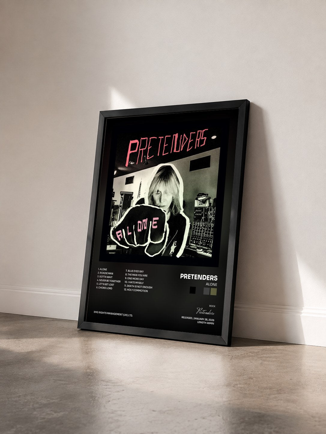 #noir Tableau de l'album Alone de Pretenders vu de trois quarts, cadre noir