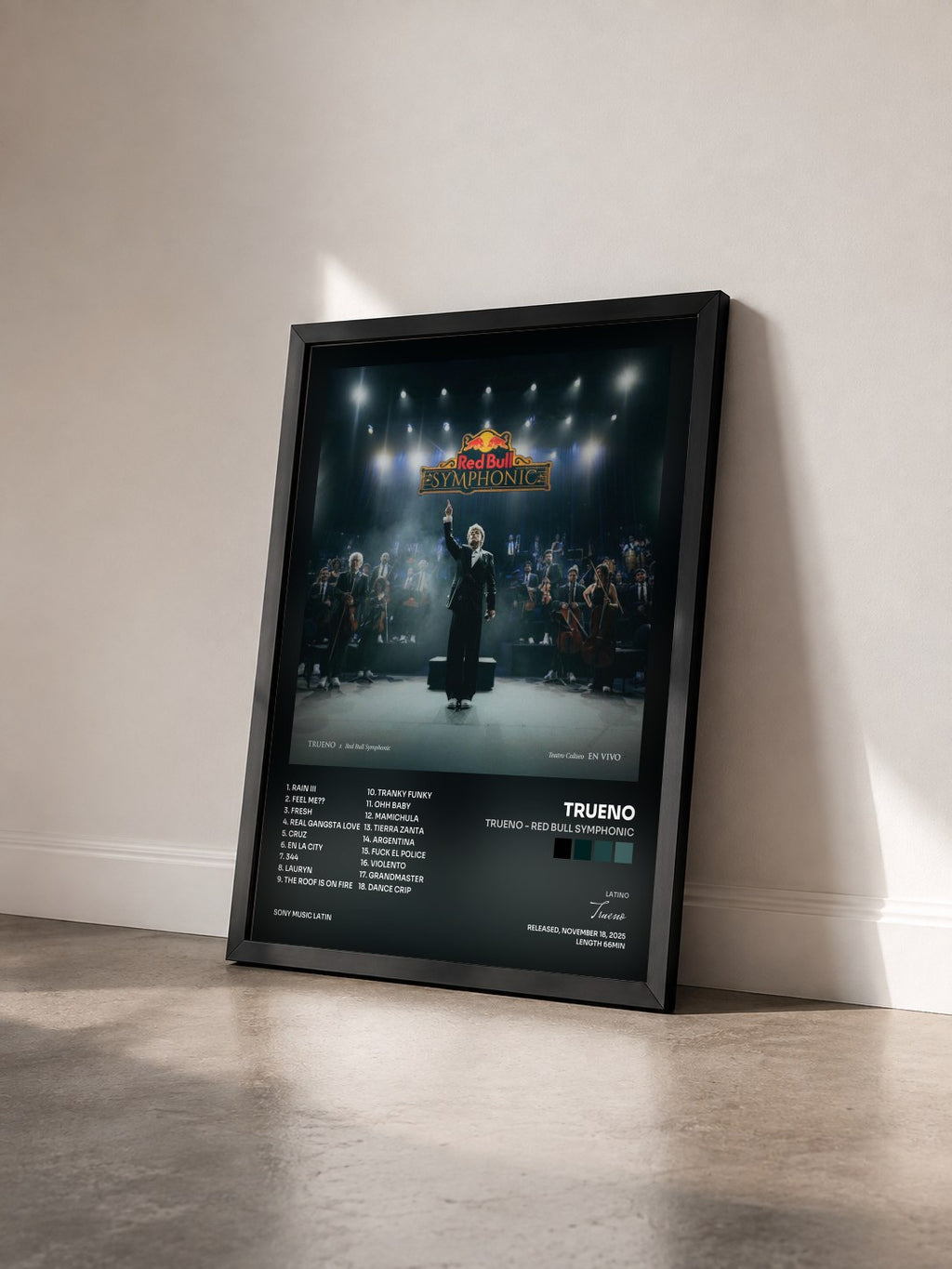 #noir Trueno - Red Bull Symphonic von Trueno als gerahmter Kunstdruck von schräg gesehen, schwarzer Rahmen