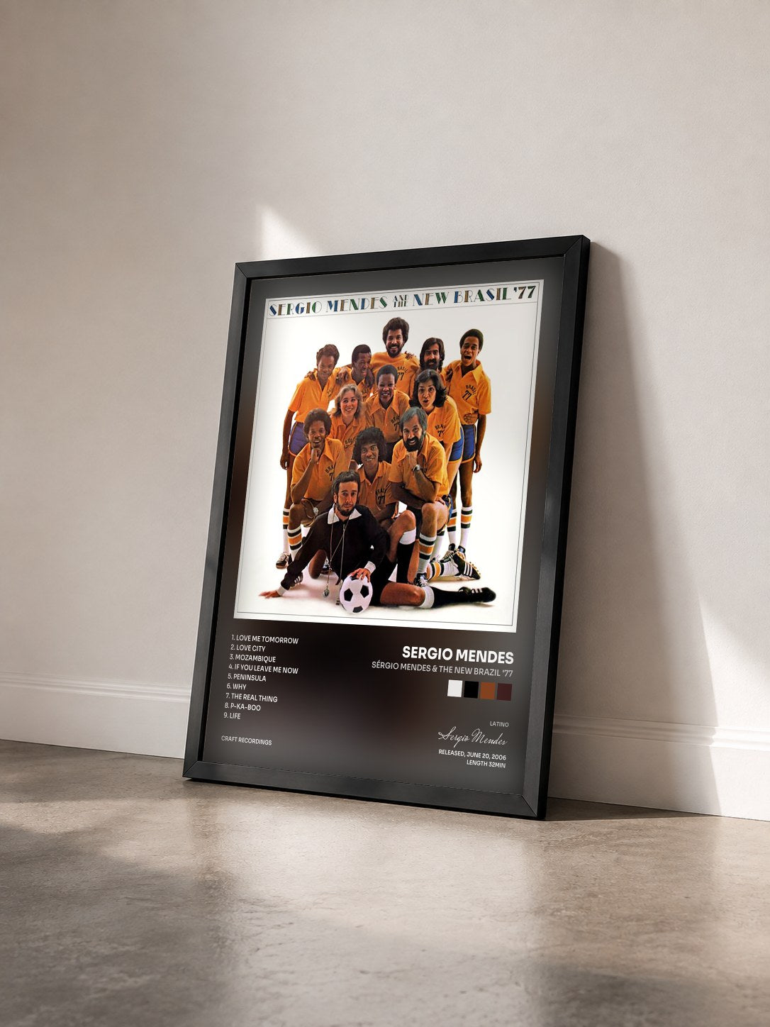#noir Tableau de l'album Sérgio Mendes & The New Brazil '77 de Sergio Mendes vu de trois quarts, cadre noir