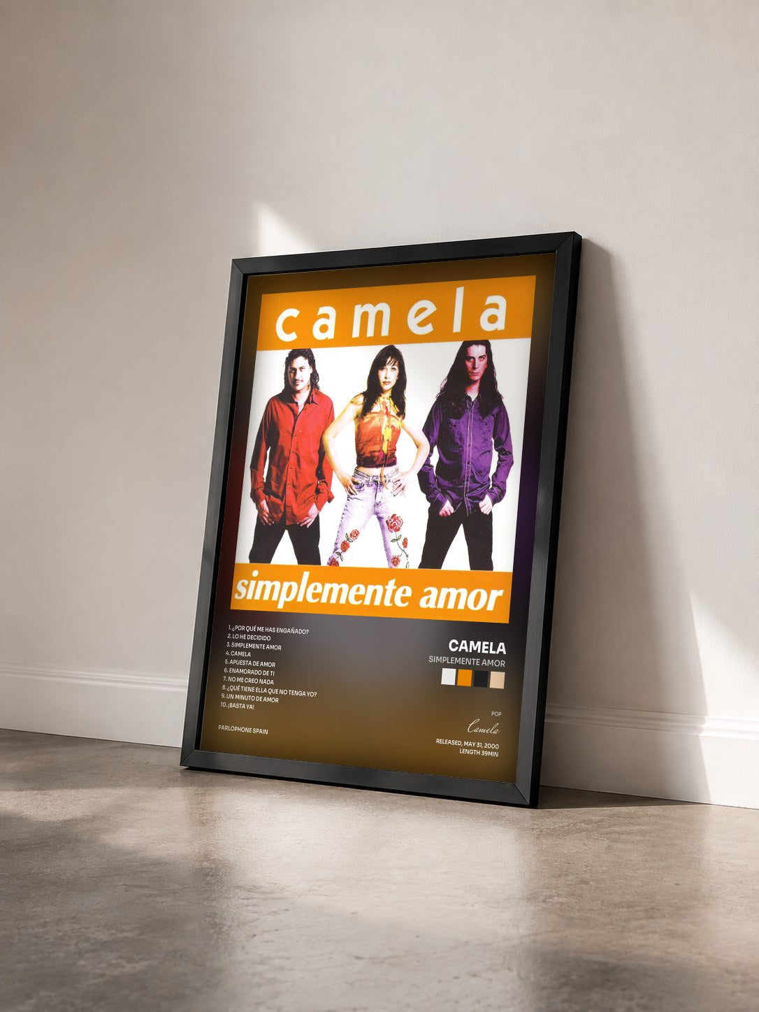 #noir Tableau de l'album Simplemente Amor de Camela vu de trois quarts, cadre noir