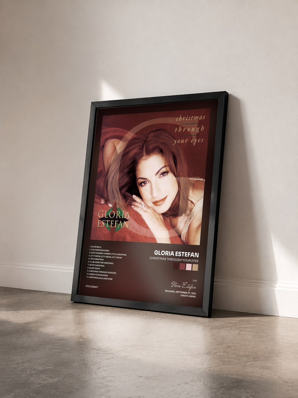 #noir Tableau de l'album Christmas Through Your Eyes de Gloria Estefan vu de trois quarts, cadre noir