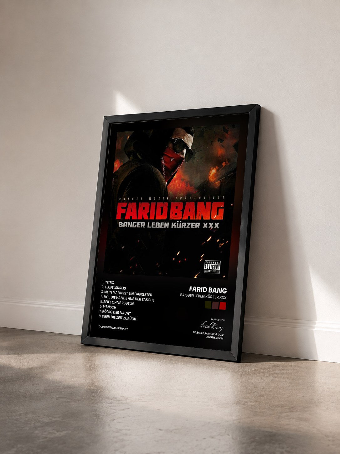 #noir Tableau de l'album Banger leben kürzer XXX de Farid Bang vu de trois quarts, cadre noir