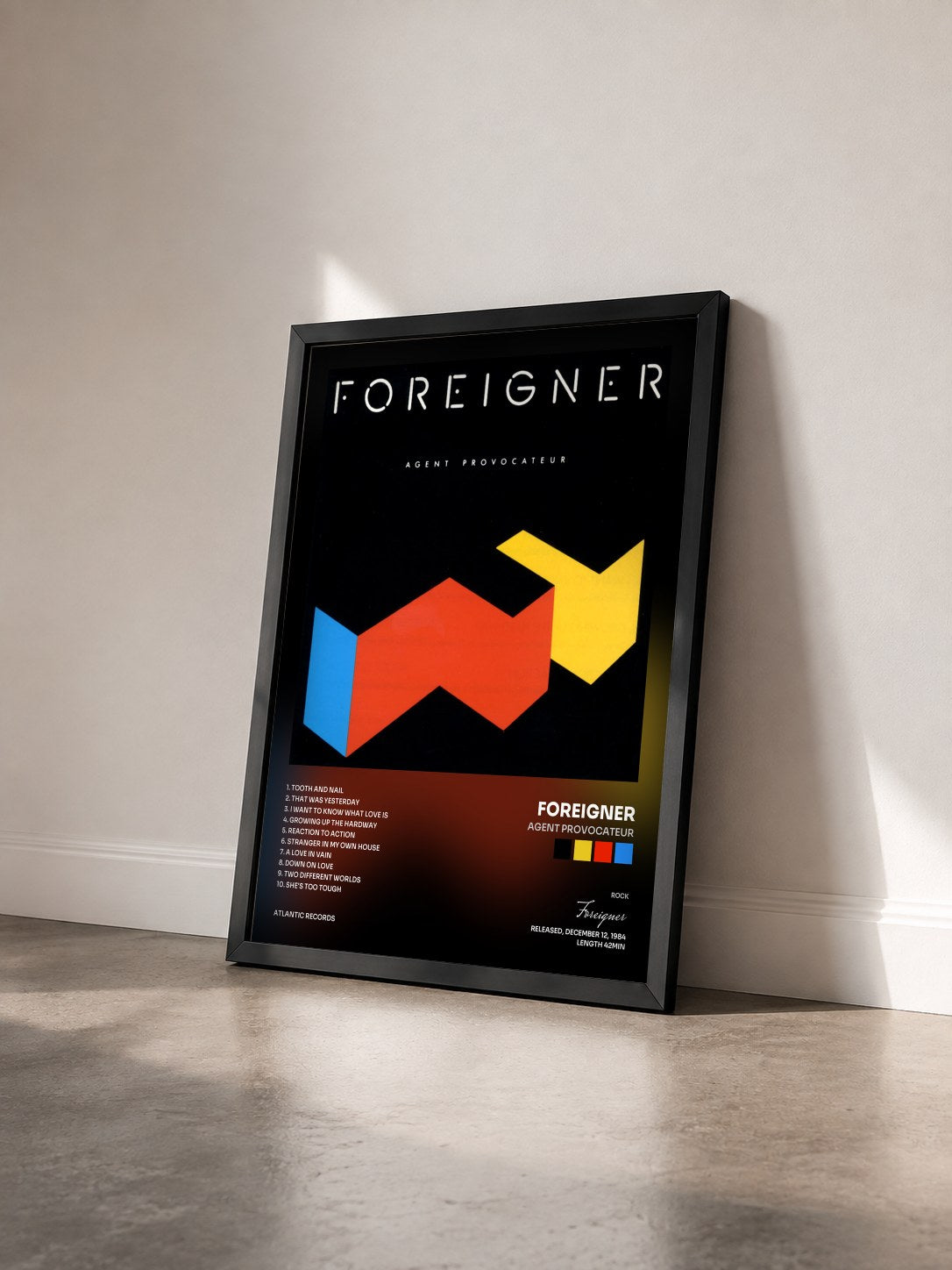 #noir Tableau de l'album Agent Provocateur de Foreigner vu de trois quarts, cadre noir