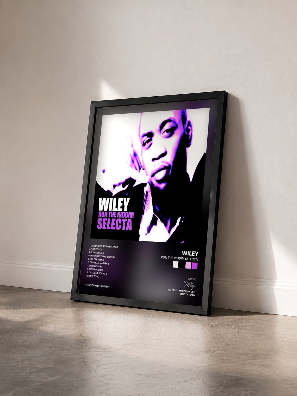 #noir Tableau de l'album Run the Riddim Selecta de Wiley vu de trois quarts, cadre noir