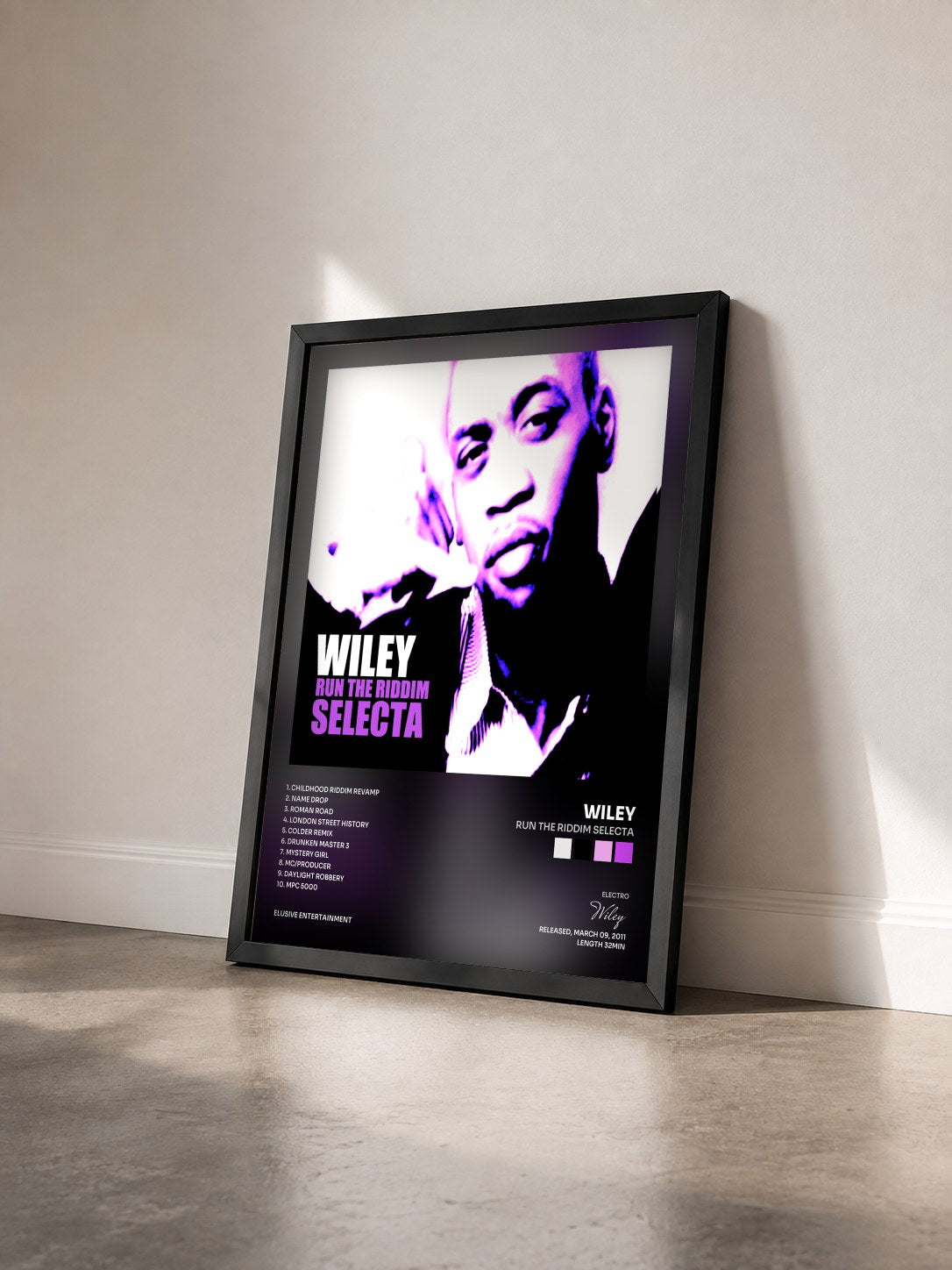 #noir Tableau de l'album Run the Riddim Selecta de Wiley vu de trois quarts, cadre noir