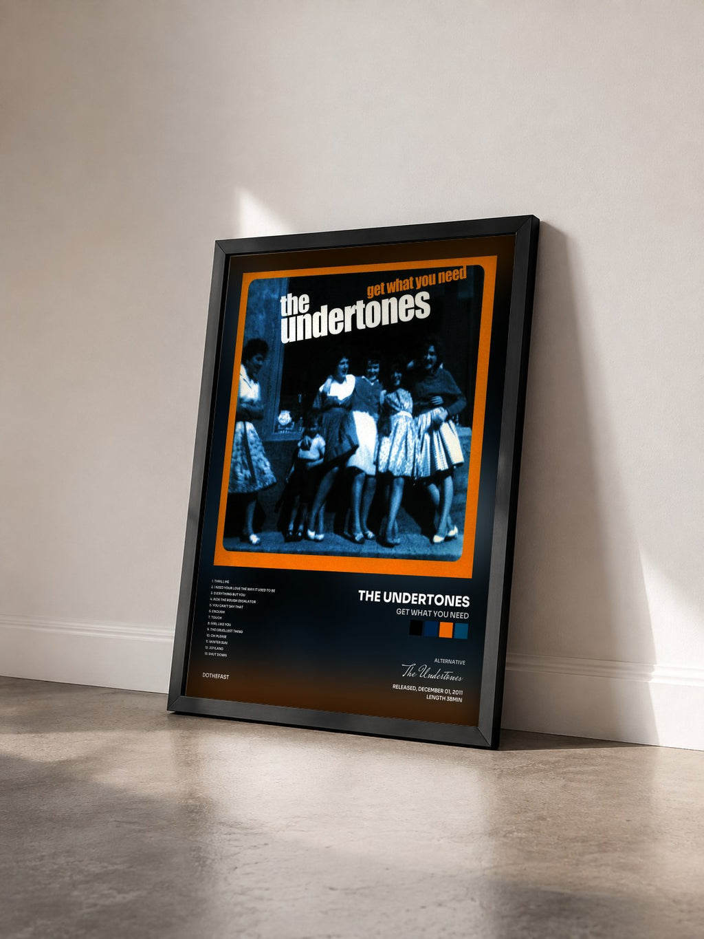 #noir Tableau de l'album Get What You Need de The Undertones vu de trois quarts, cadre noir