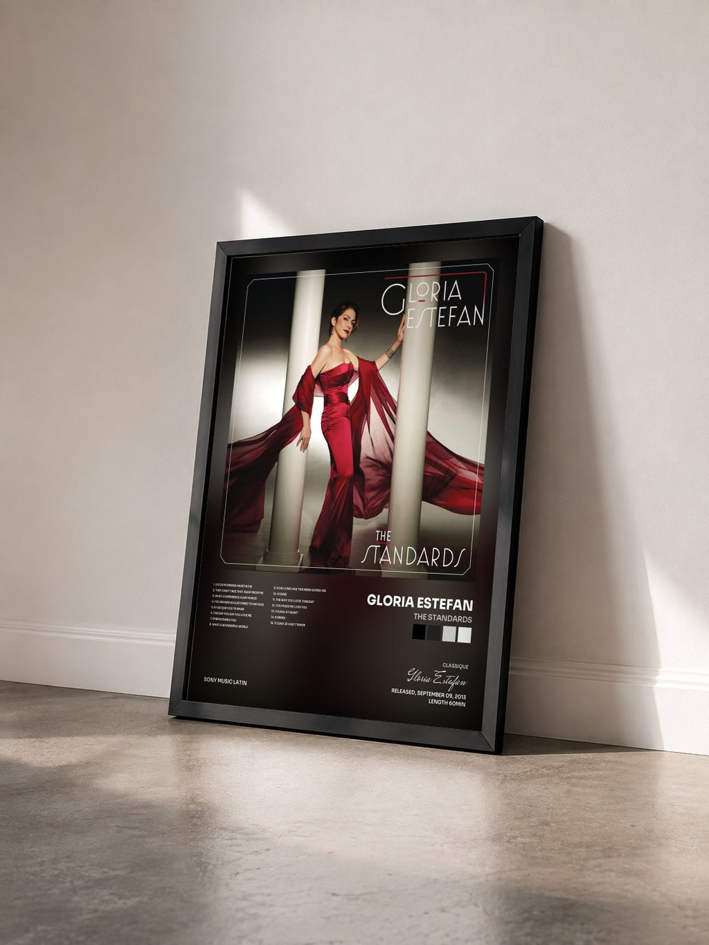 #noir Tableau de l'album The Standards de Gloria Estefan vu de trois quarts, cadre noir