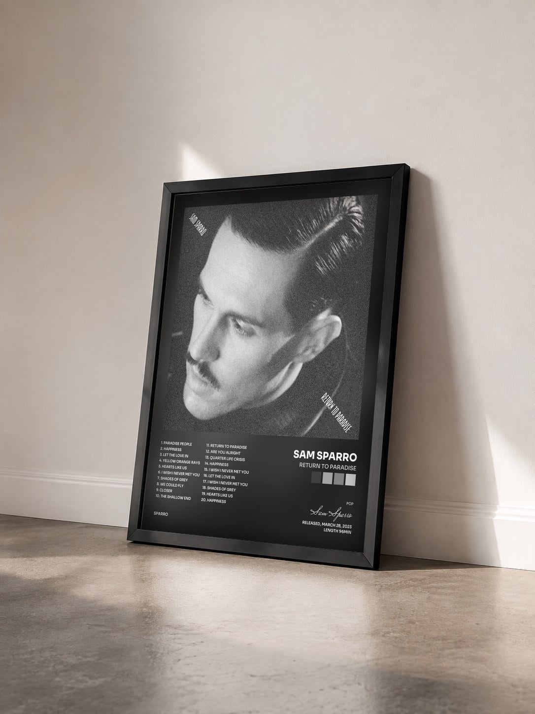 #noir Tableau de l'album Return to Paradise de Sam Sparro vu de trois quarts, cadre noir