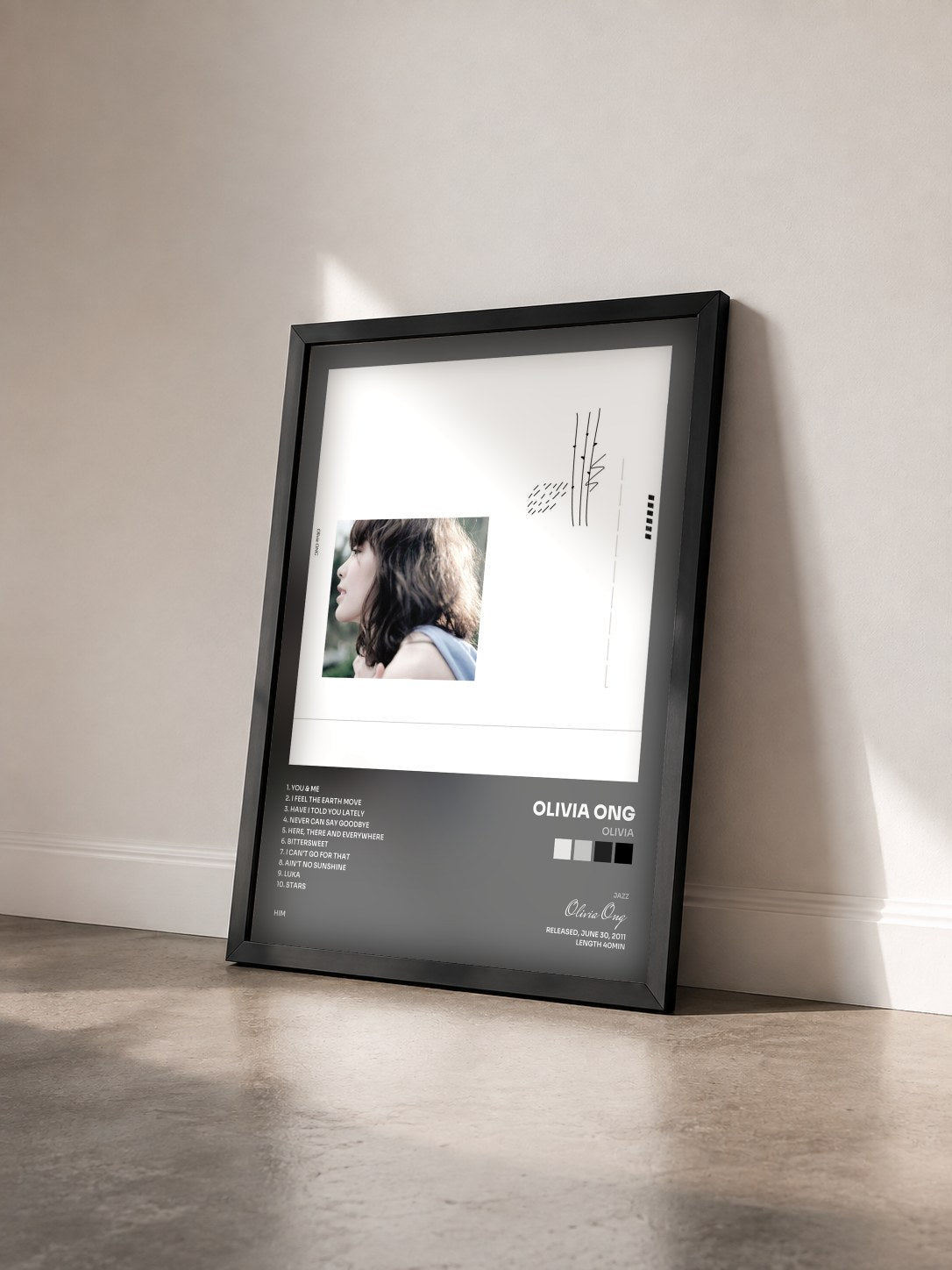 #noir Tableau de l'album Olivia de Olivia Ong vu de trois quarts, cadre noir