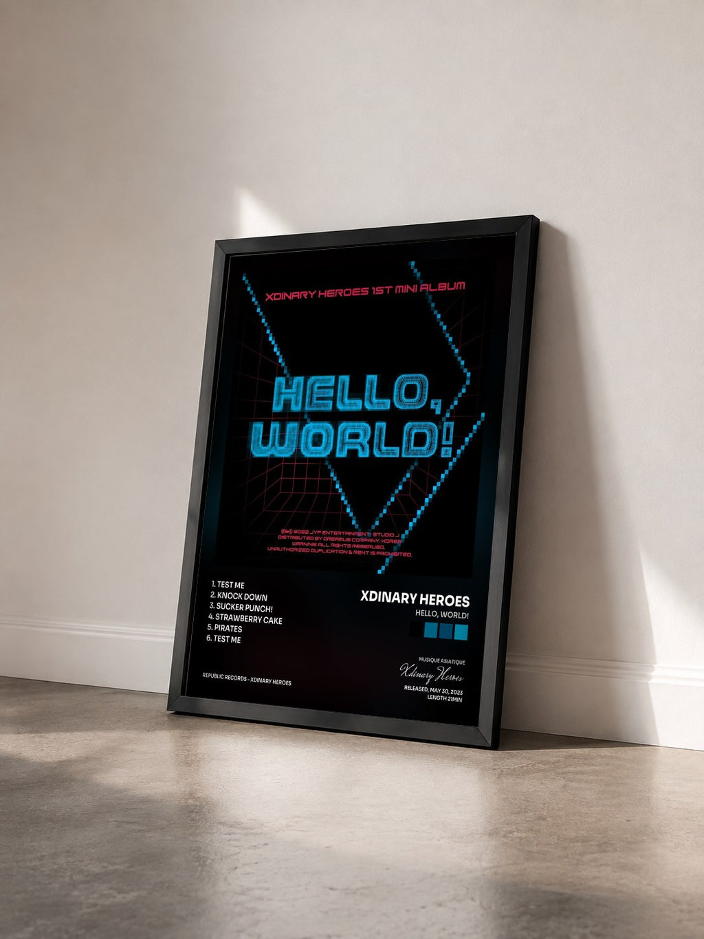 #noir Tableau de l'album Hello, world! de Xdinary Heroes vu de trois quarts, cadre noir