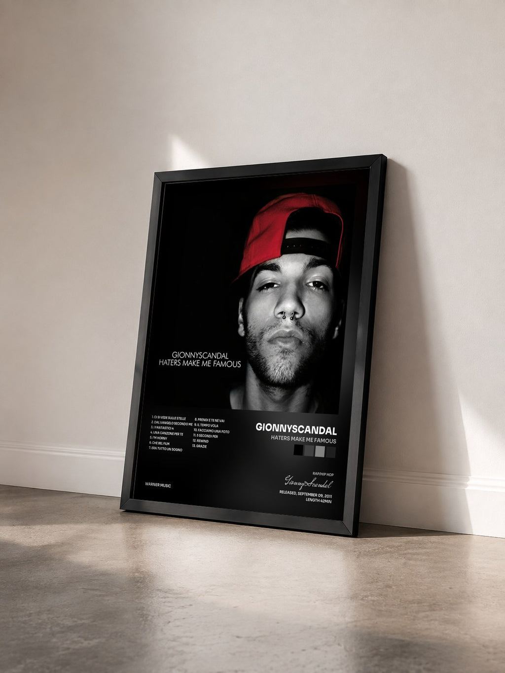 #noir Tableau de l'album Haters Make Me Famous de GionnyScandal vu de trois quarts, cadre noir