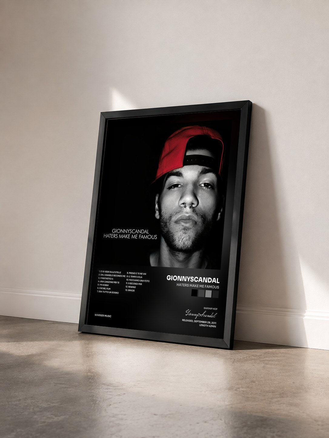 #noir Tableau de l'album Haters Make Me Famous de GionnyScandal vu de trois quarts, cadre noir